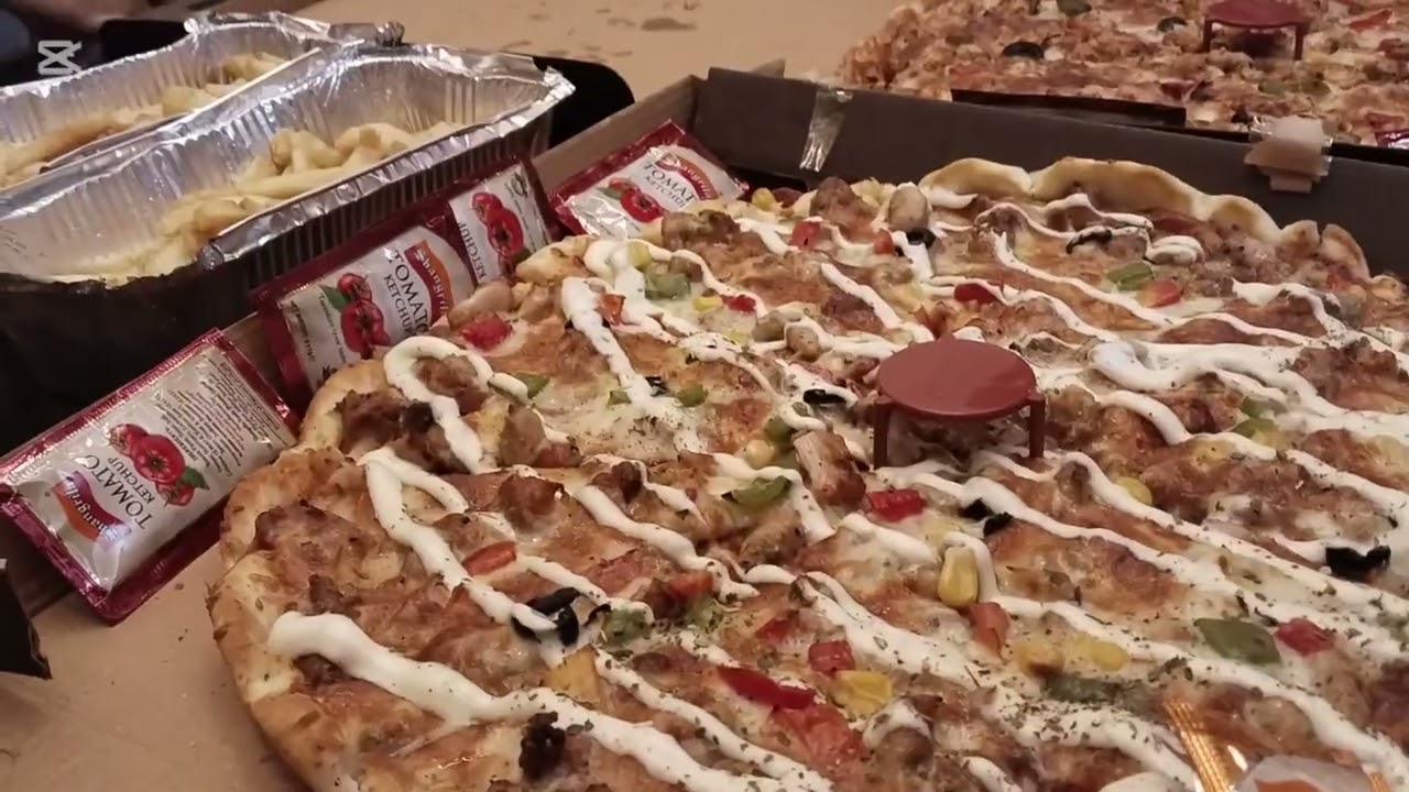 Pizza party very much delicious by Azeem kitchen recipes 😋