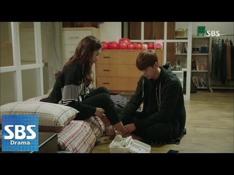 Lee Jong-suk treats Park Shin-hye's injured foot @Pinocchio Episode 16 01/07/15