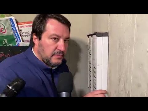 Salvini citofona a casa di un tunisino: "Lei spaccia?"