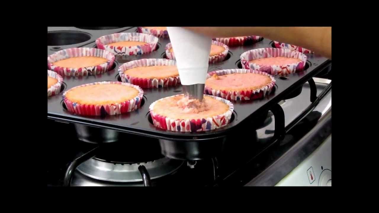CUPCAKES DE MORANGO COBERTOS COM BRIGADEIRO DE CHOCOLATE BRANCO - PASSO A PASSO