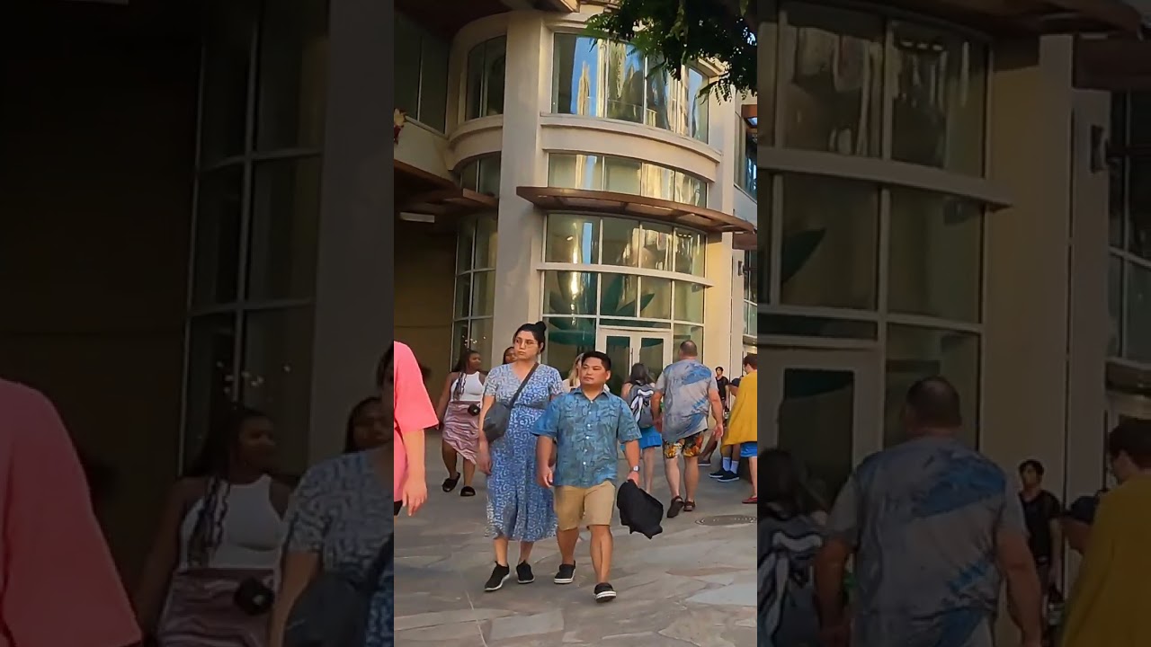 WAIKIKI HAWAII | Walking on Kalakaua Ave at Royal Hawaiian Shopping Center