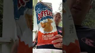 Ruffles Cheddar &Sour Cream Potato 🥔 Chip Review. Better than any Lays. Huge chips. Lunch 🥗