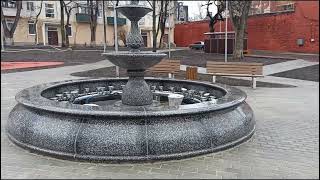 6 января 2024 г. Мариуполь. Благоустроенный двор с фонтаном.