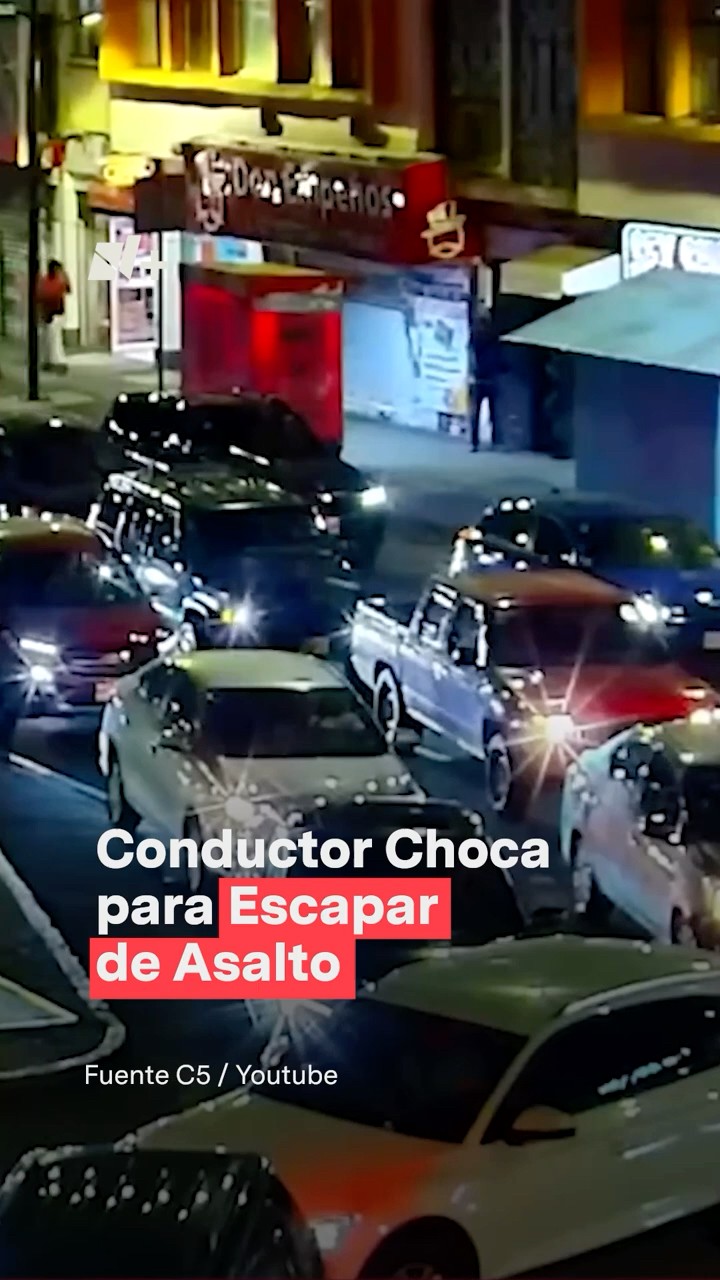 Conductor choca otros vehículos para escapar de asalto en la CDMX - N+ #shorts