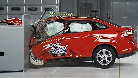 2013 Ford Focus 4-door driver-side small overlap crash test (extended footage)
