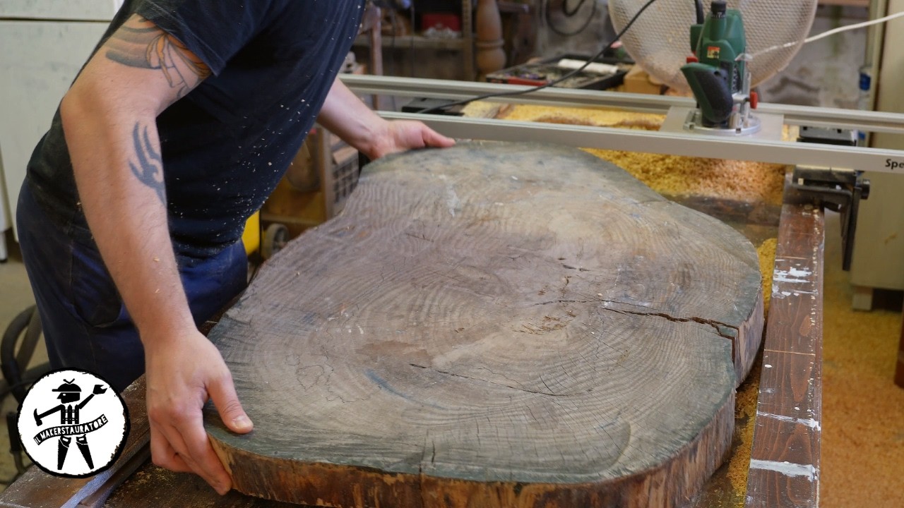 два дизайнерских стола из столетнего деревянного бревна