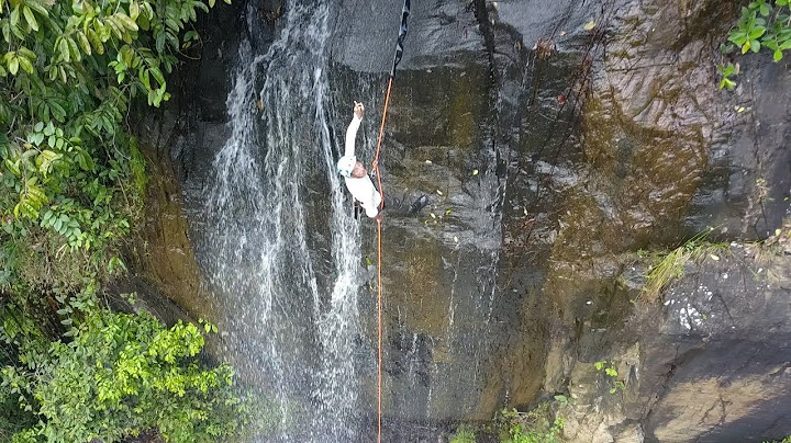 Rogério descendo de rapel na cachoeira de olãndino (valentim ba)