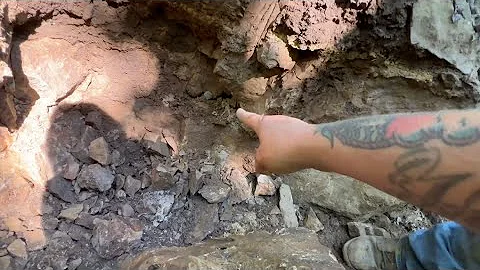 Huge Herkimer Diamond Pocket found when digging !