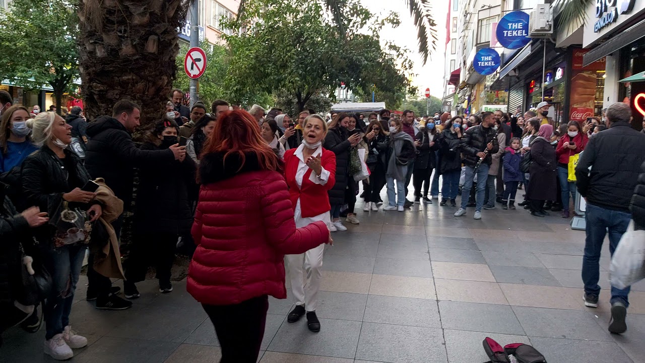 Sokak Çalgıcılarından Bahçe Duvarından Aştım ve Zeytin Yağlı Yiyemem Sokak Çalgıcılarından Bahçe Duvarından Aştım ve Zeytin Yağlı Yiyemem
