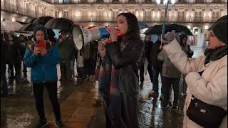 El Emotivo Agradecimiento De Sarah Santaolalla Bajo La Lluvia En La Plaza Mayor De Salamanca