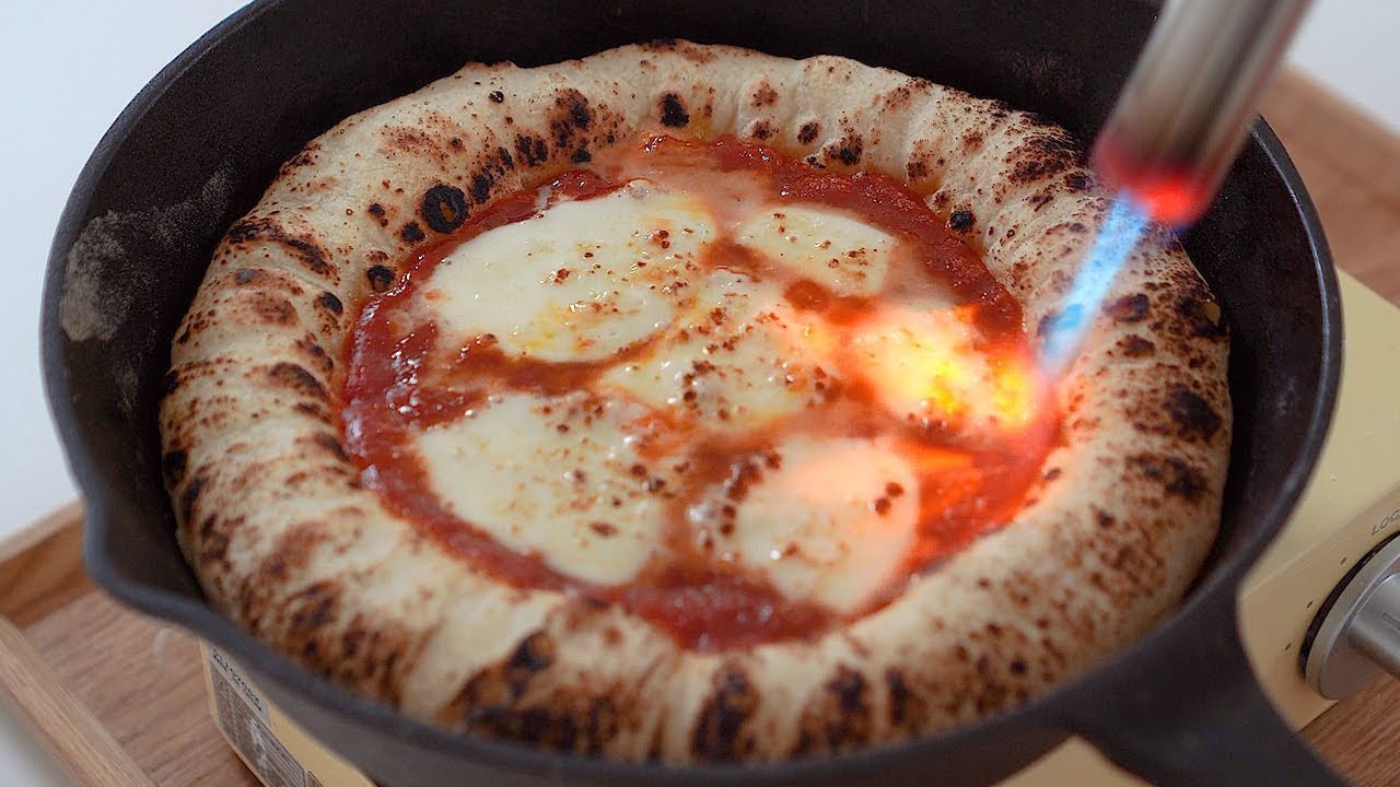 (Без духовки) Пицца на сковороде 🍕 Идеальный рецепт (хрустящая, жевательная, с пузырьковой корочкой)