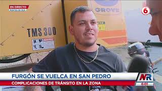 Furgón se volcó en plena rotonda de San Pedro