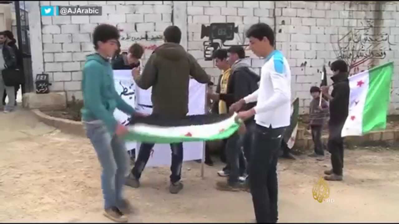 أهالي كفرنبل السورية يتظاهرون للتأكيد على سلمية ثورتهم