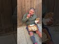 éste señor le encanta la comida gratis