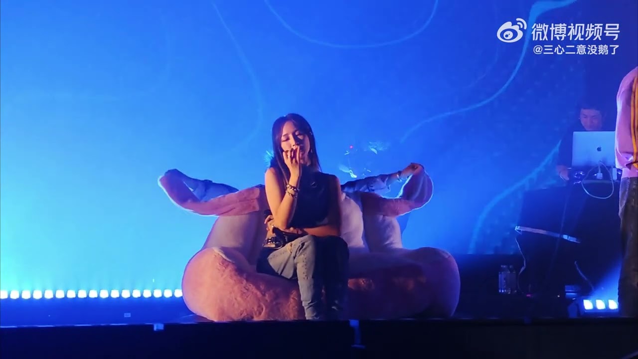 Смотреть «230415 Jia (门没锁 + TALK)  Fancam  @ ja符龙飞 Concert Guest Appearance By 三心二意没鹅了» на YouTube Смотреть «230415 Jia (门没锁 + TALK)  Fancam  @ ja符龙飞 Concert Guest Appearance By 三心二意没鹅了» на YouTube