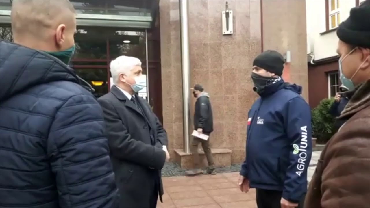 Protest rolników w Białymstoku. Obornik przed Podlaskim Urzędem Wojewódzkim.