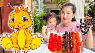 Changcady làm kẹo hồ lô từ các loại hoa quả, được các con vật giúp đỡ: khủng long, hà mã