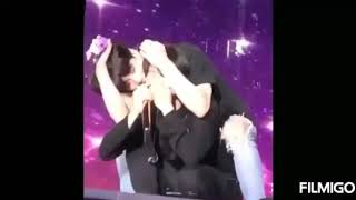 Jimin Llora En Concierto Y Jungkook Le Da Un Beso Jikook 2019 Jimin Cries In Concert 06052019