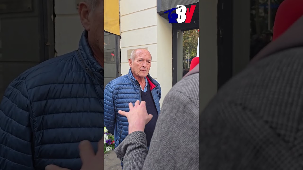 Patrick Jardin, devant le Bataclan, nous montre le nom de sa fille sur la plaque commémorative