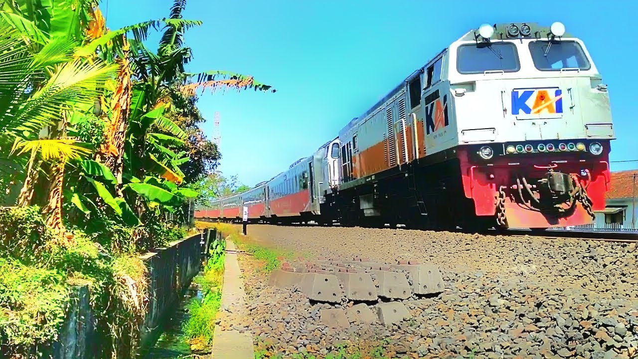 Rumble TRAIN departing now - YouTube