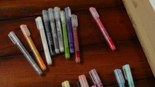 A beginners guide to Derwent Line Painter Pens
Artist Carne Griffiths demonstrates for beginners the features and versatility of the Derwent Graphik Line Painter Pens. Available in 20 vibrant colours.
www.pencils.co.uk A beginners guide to Derwent Line Painter Pens