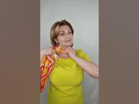 2 варианта, как носить с платьем шелковый платок. В комментариях ссылка ...