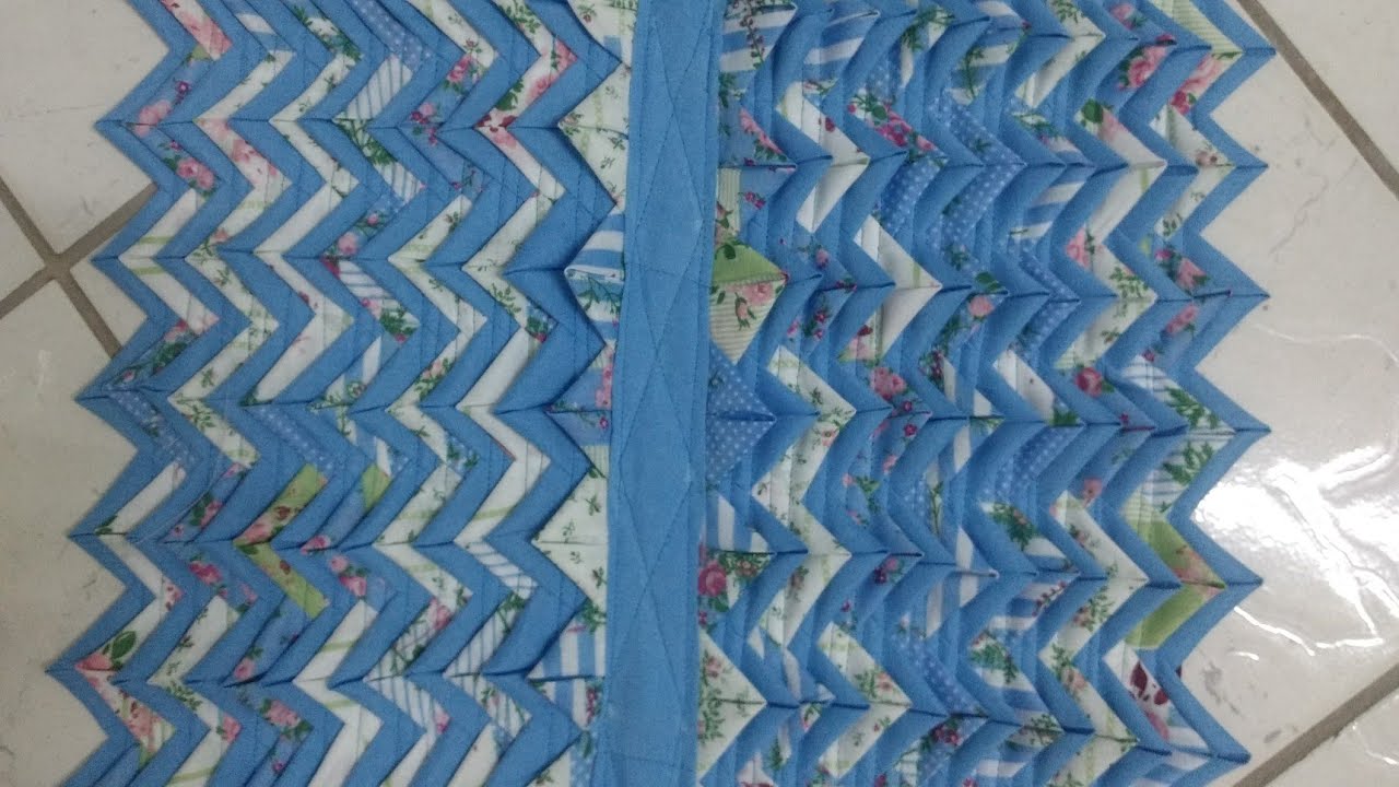 TAPETE DIFERENTE DE RETALHOS EM TECIDOS COM BICOS SIMPLES