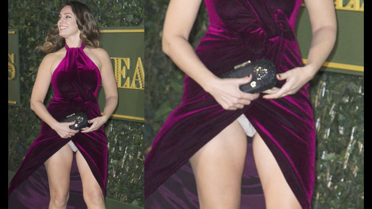 Kelly Brook Suffers a major Wardrobe malfunction as she fails to cover up i...