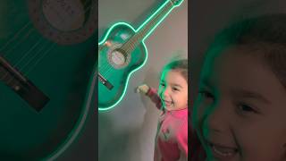 Hem Şarkı Söylüyor Hem De Gitar Çalıyor Şfetbeniöneçıkar