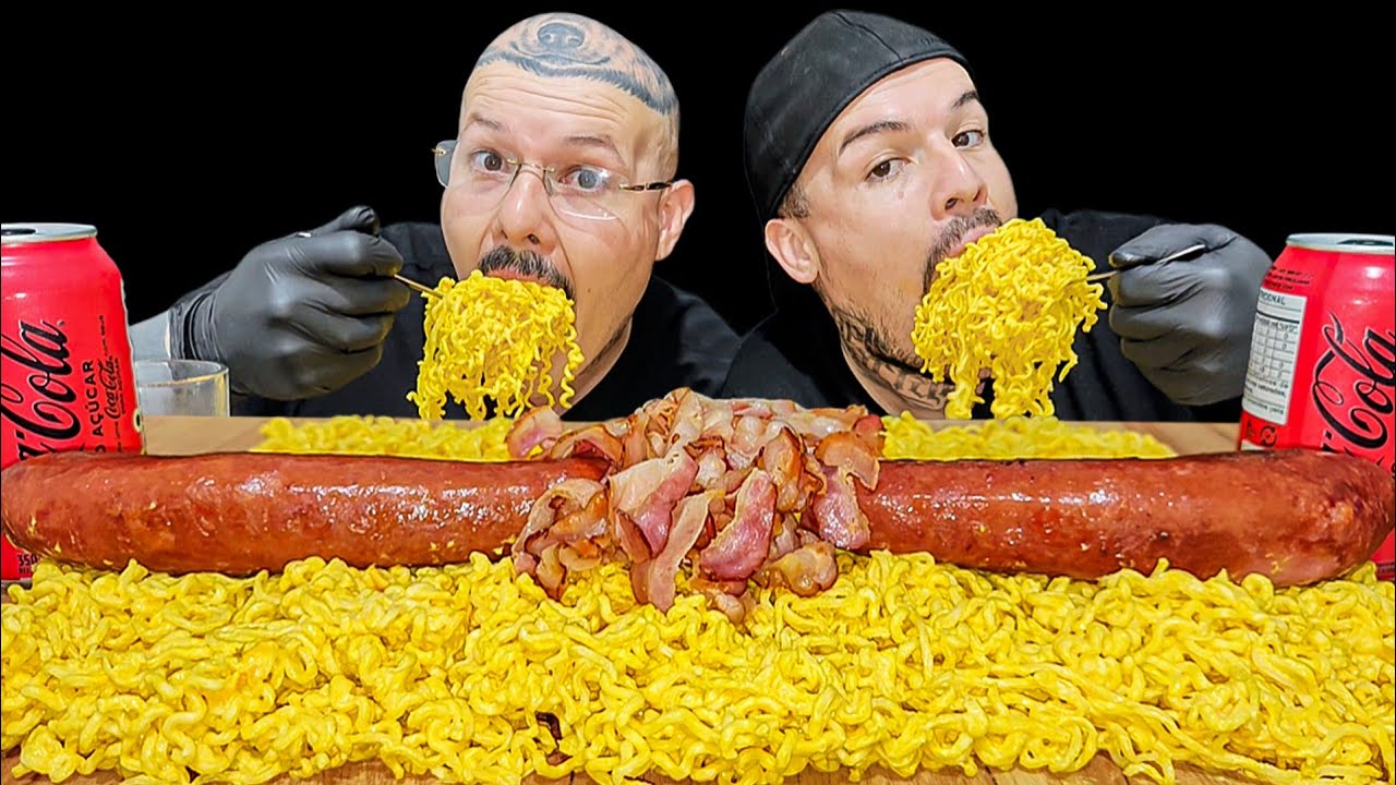 #606 COMENDO MIOJO COM CHEDDAR, CALABRESA, BACON E COCA COLA.