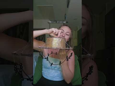 Cette Fille Crée Un Chapeau Magnifique Et Spécial