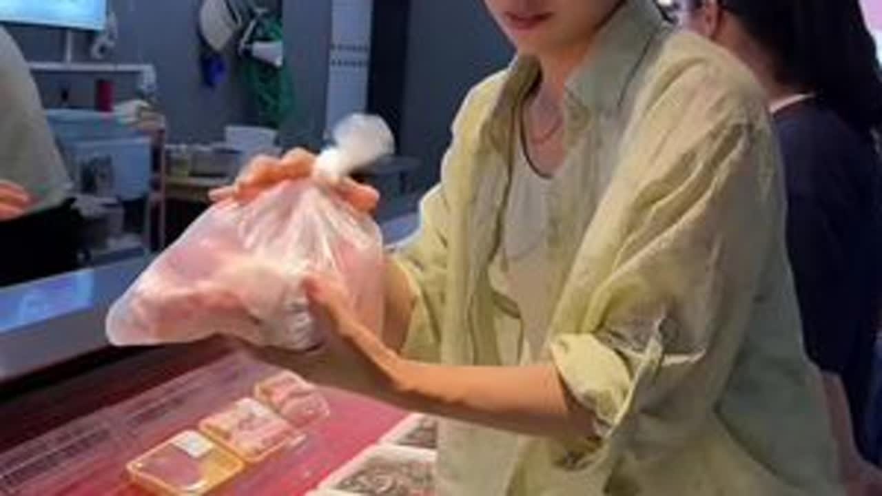 公公想着儿子回来了好好陪陪浩扬的，我想着公公一个人在家就去超市买点肉包了一些饺子，公公不想做饭的时候就方便多了，饺子我就喜欢吃地菜馅的。#我的乡村生活 #记录真实生活 #农村生活 #平平淡淡小日...