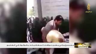 معمم إيراني يضرب مواطناً لمطالبته بالوقوف في الطابور
