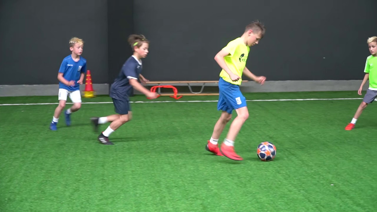 Wspólny trening młodych piłkarzy