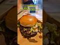 神戸の「BEER＆GRILL コウベビアハウゼ」でクラフト100%ビーフバーガーをいただきました。