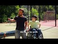 Matze meets Metin – Was macht einen inklusiven Spielplatz aus? | Folge 1 (Audiodeskription)