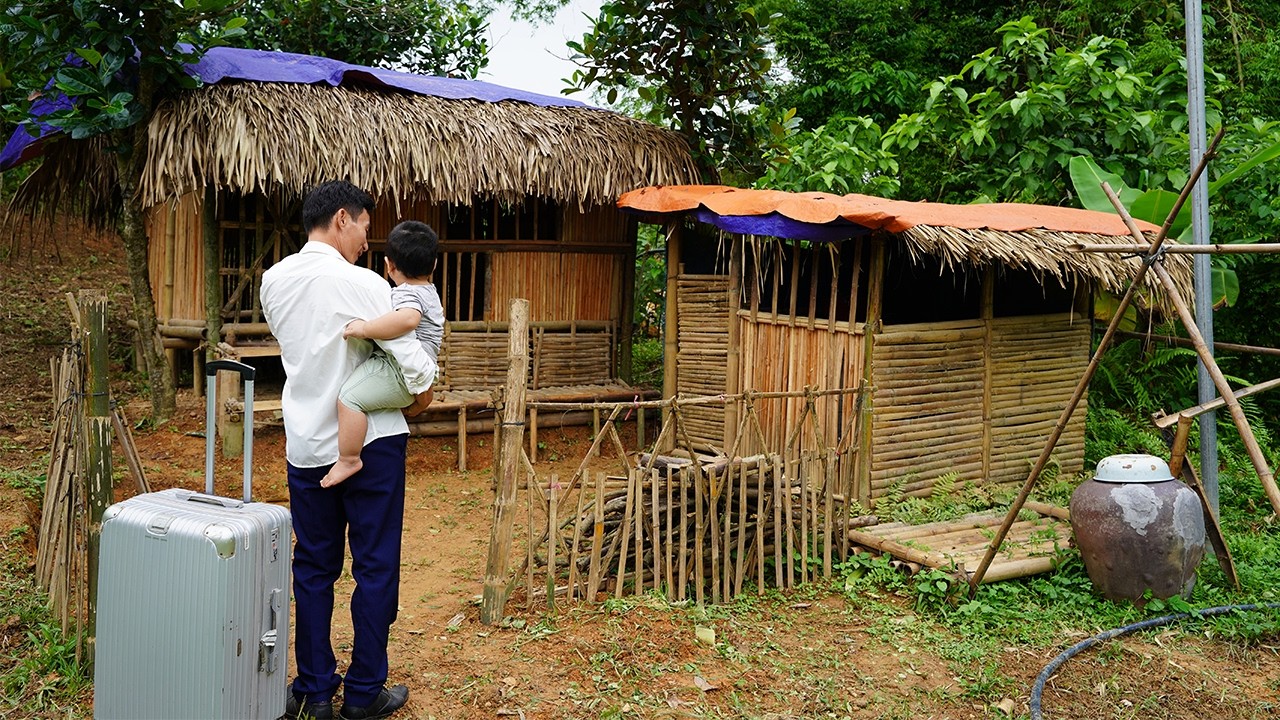 отец и его маленький сын покидают город, чтобы построить новую жизнь в деревне