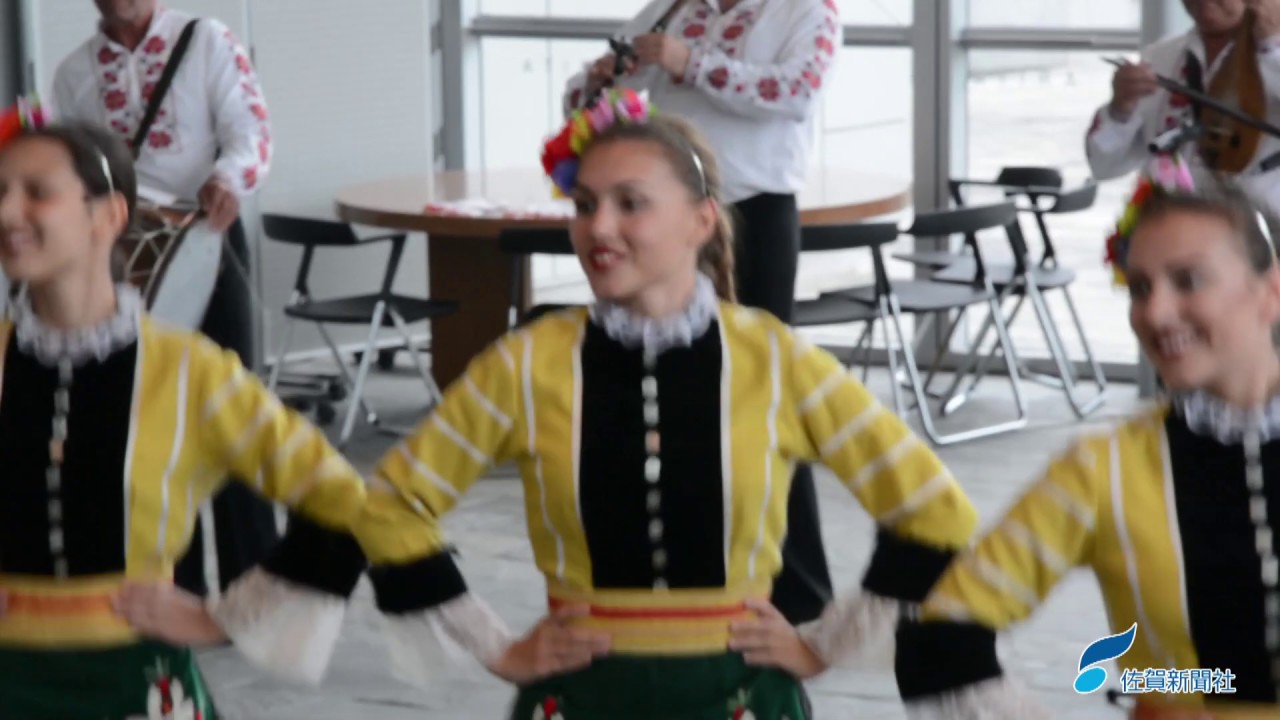 ブルガリアの舞踊団が有田を訪問、軽快な踊りを披露 - YouTube