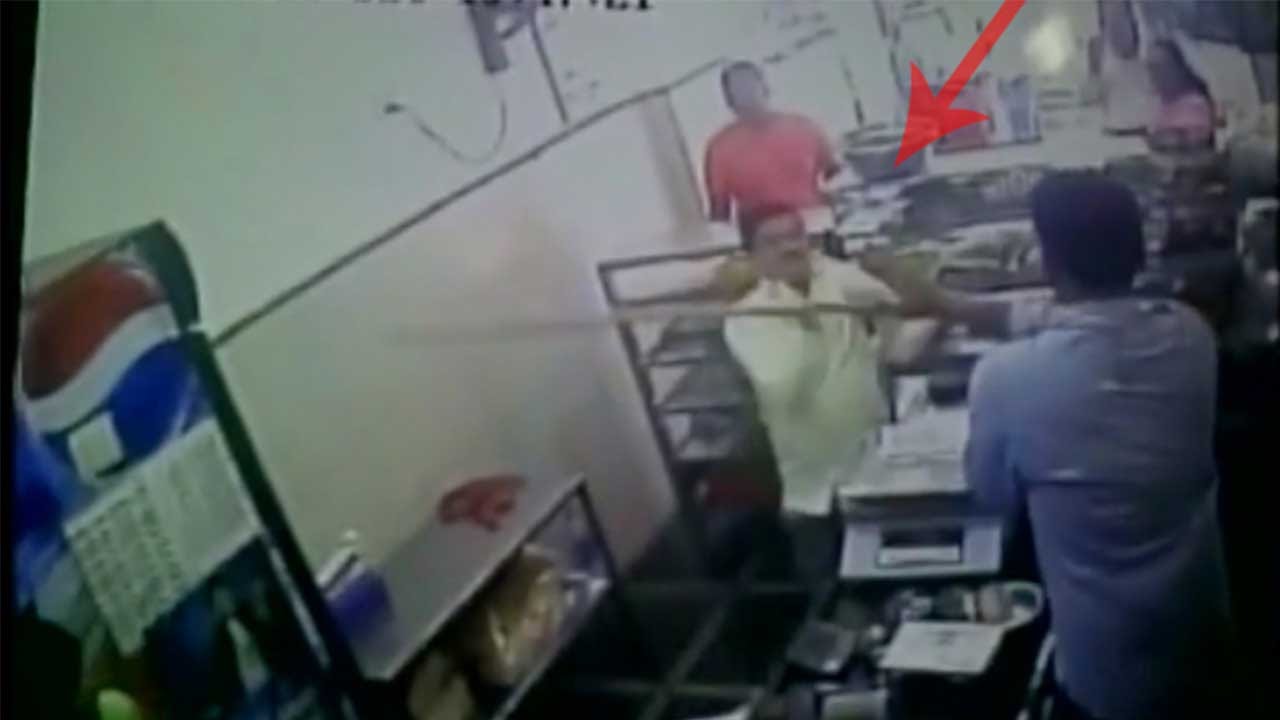 Shiv Sena worker beats up shopkeeper for refusing free vada pavs, Watch Video