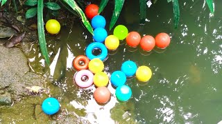 lempar lempar bola di kolam bola warna warni bola sepak besar bola sepak kecil