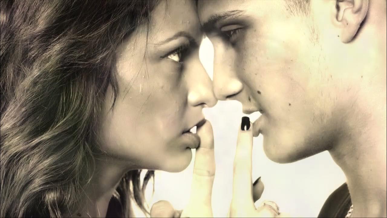 Группа молчит картинки прикольные. Влюбленный взгляд парня. Парень смотрит и молчит. Дерзкий парень. Друг напротив друга.