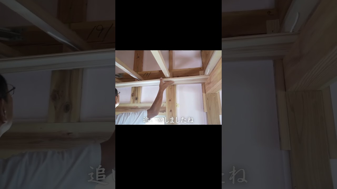 大工が天井を張る
