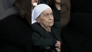Thumbnail for Nëna e Thaçit shihet në gjendje të rënduar emocionale gjatë homazheve për Haxhi Thaçin