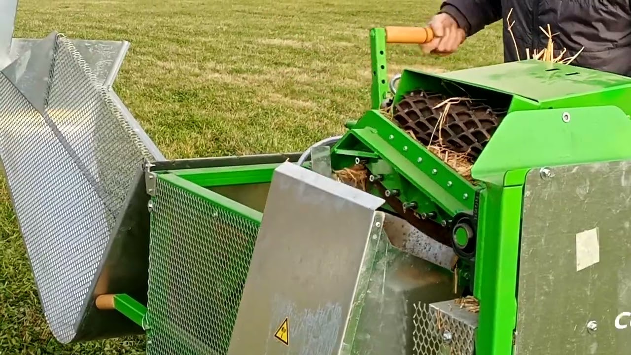 Le K-tchak® - un broyeur de végétaux manuel / hache paille - La Fabriculture