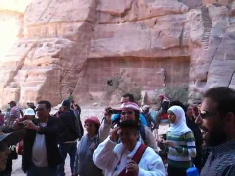 لعن روح حافظ على أنغام الربابة في البتراء 