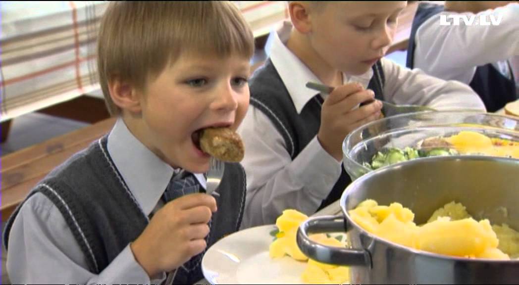 Skolas pusdienu šķīvja saturs