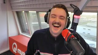 Bram Krikke in de Qmusic studio in gesprek over zijn rijbewijs 🚗🚦