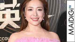 平原綾香、春先取りムード！　「トモ コイズミ」のラッフルドレスで「ベスト女性アーティスト賞」受賞　「WEIBO Account Festival in Tokyo 2020」