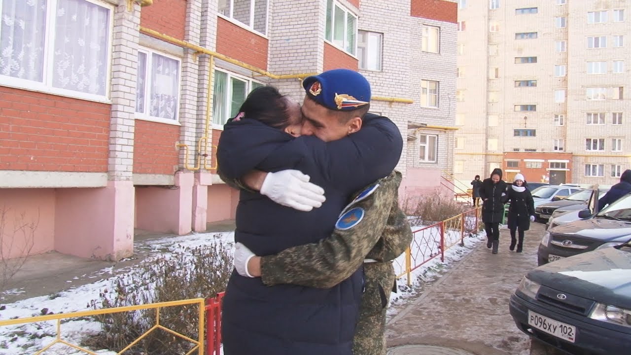 Муж вернулся с сво. Встреча с сыном. Встреча матери и сына из армии. Встреча из армии. Встреча солдата с армии с мамой.