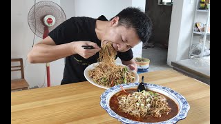 做一盘网红炒面，一盆水煮千张，麻辣鲜香，入味哥狼吞虎咽吃爽了！